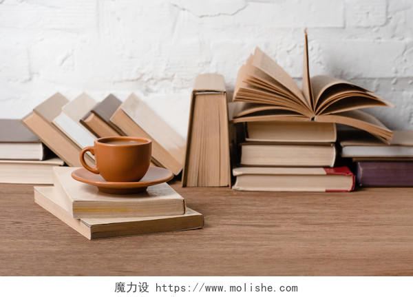 书和杯咖啡木制的桌子上读书分相会阅读世界读书日
